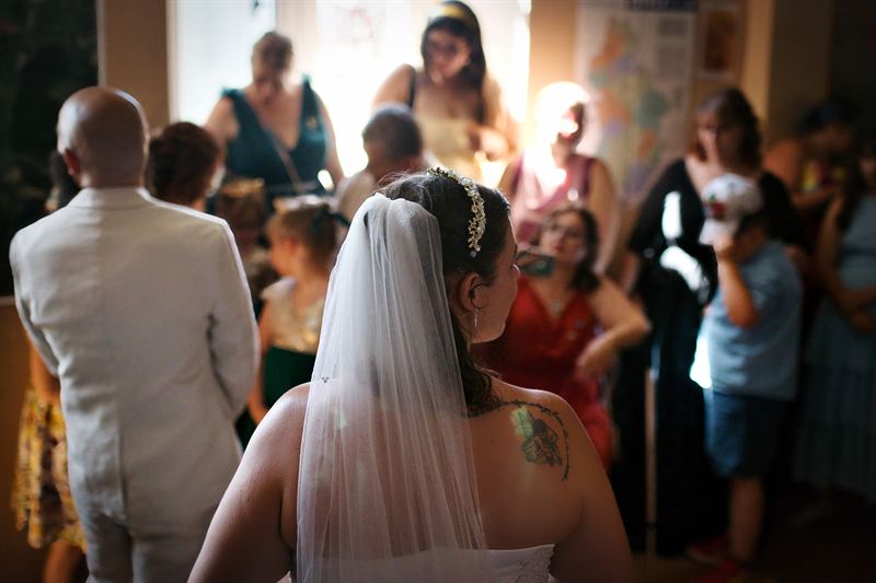 Mariés souriants sous les bouleaux, mariage en Franche-Comté