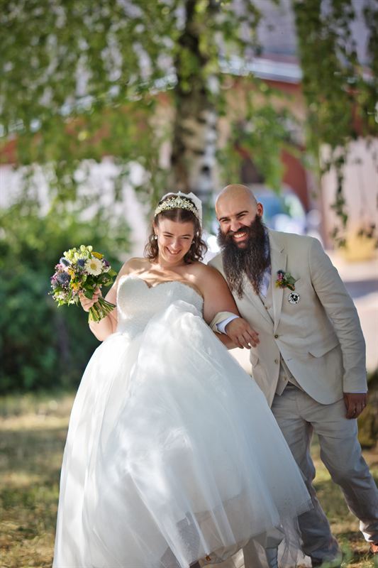 Mariée et son bouquet coloré, portrait de mariage en extérieur