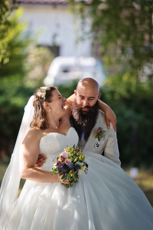 Complicité des mariés lors de leur mariage dans le Jura