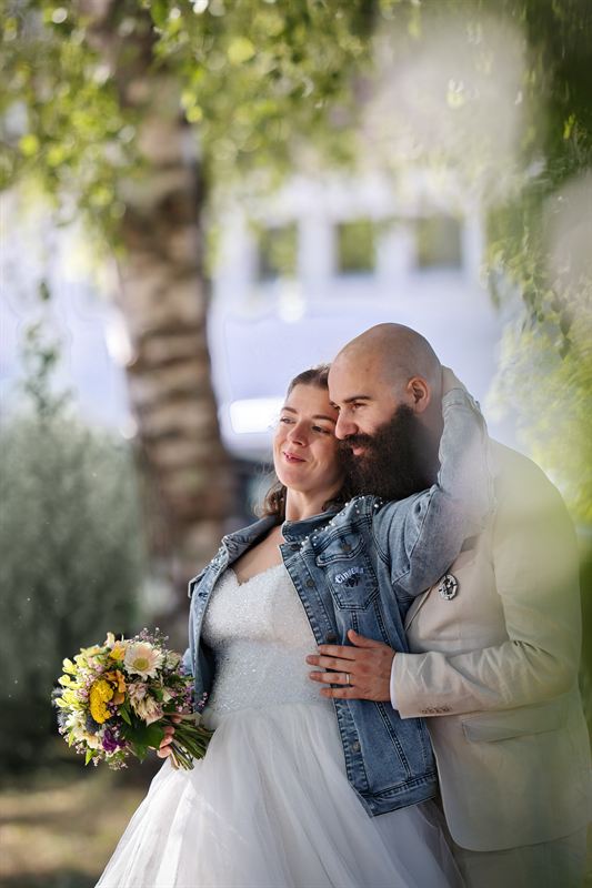 Regard tendre entre les mariés, mariage bohème et naturel
