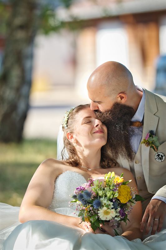 Baiser des mariés, veste en jean sur la robe de mariée
